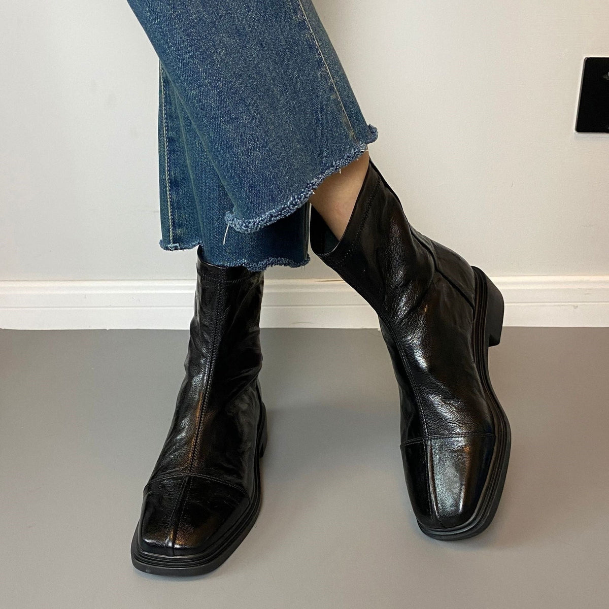 Women's Leather Boots – Square Toe Profiled Sole