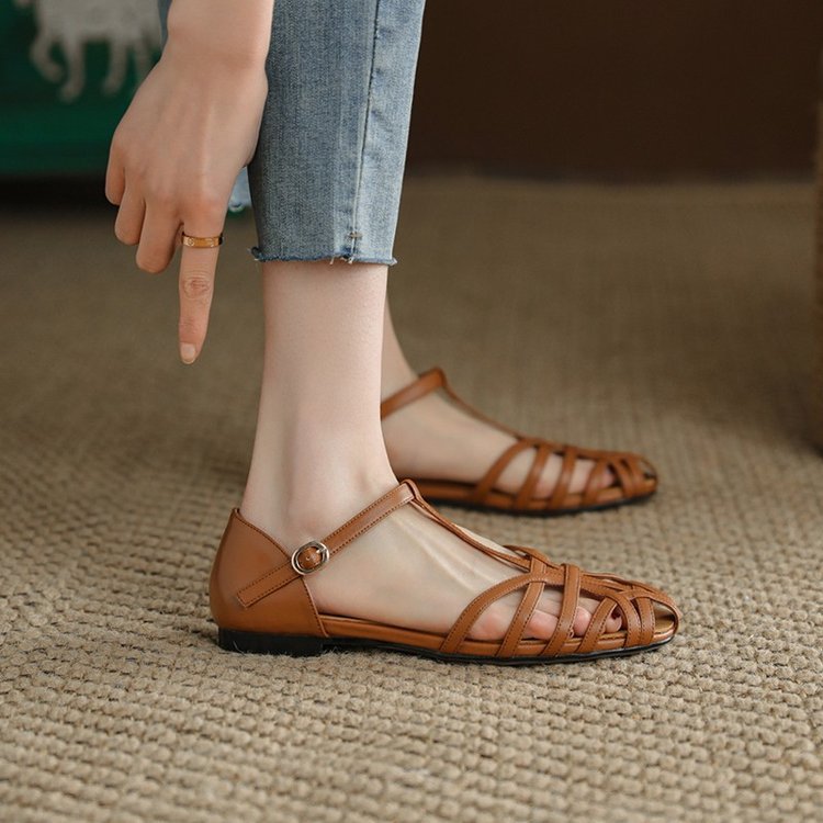 Women's Flat Sandal – Retro Cutout Closed Toe
