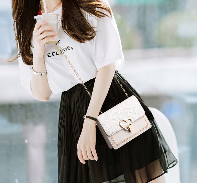 Unisex Chain Crossbody Bag – Compact Rectangular Shape